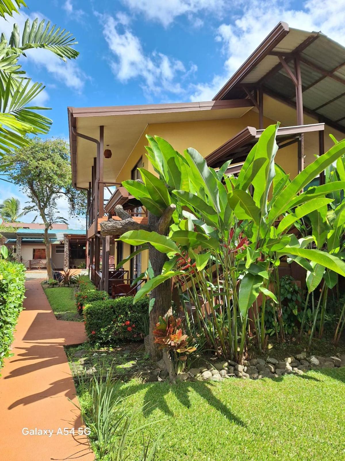 Hotel Iris Arenal La Fortuna Exterior photo