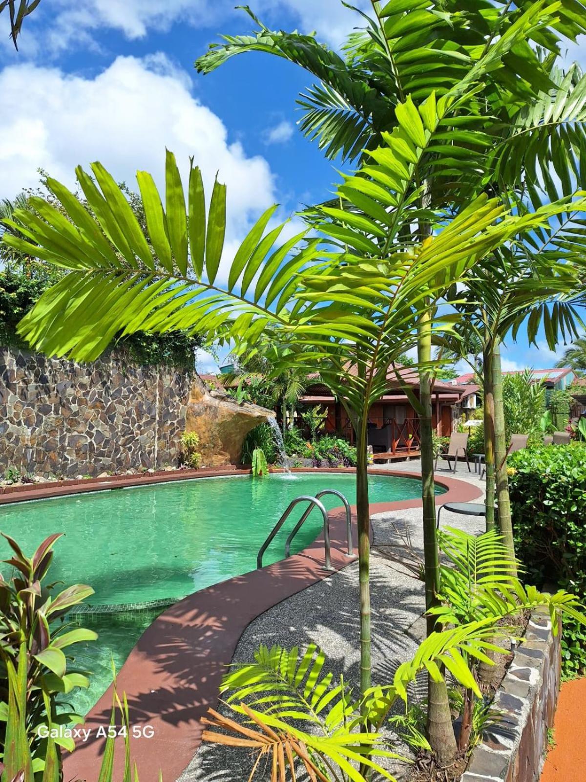 Hotel Iris Arenal La Fortuna Exterior photo