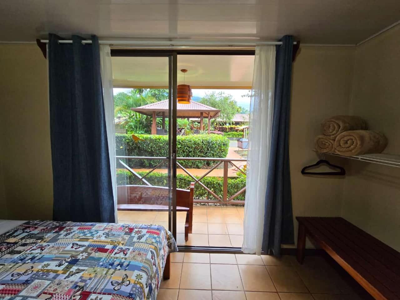 Hotel Iris Arenal La Fortuna Exterior photo