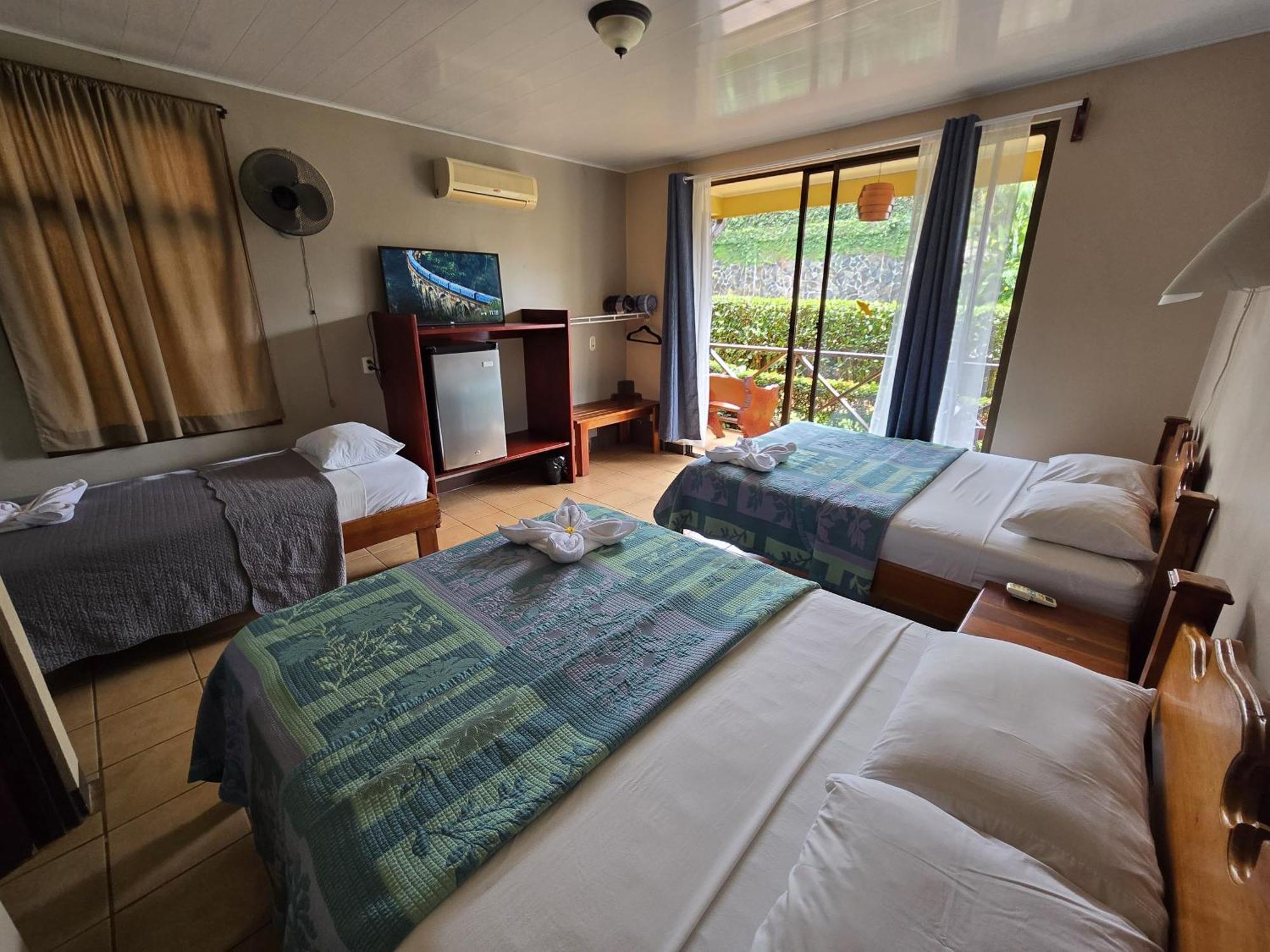 Hotel Iris Arenal La Fortuna Exterior photo