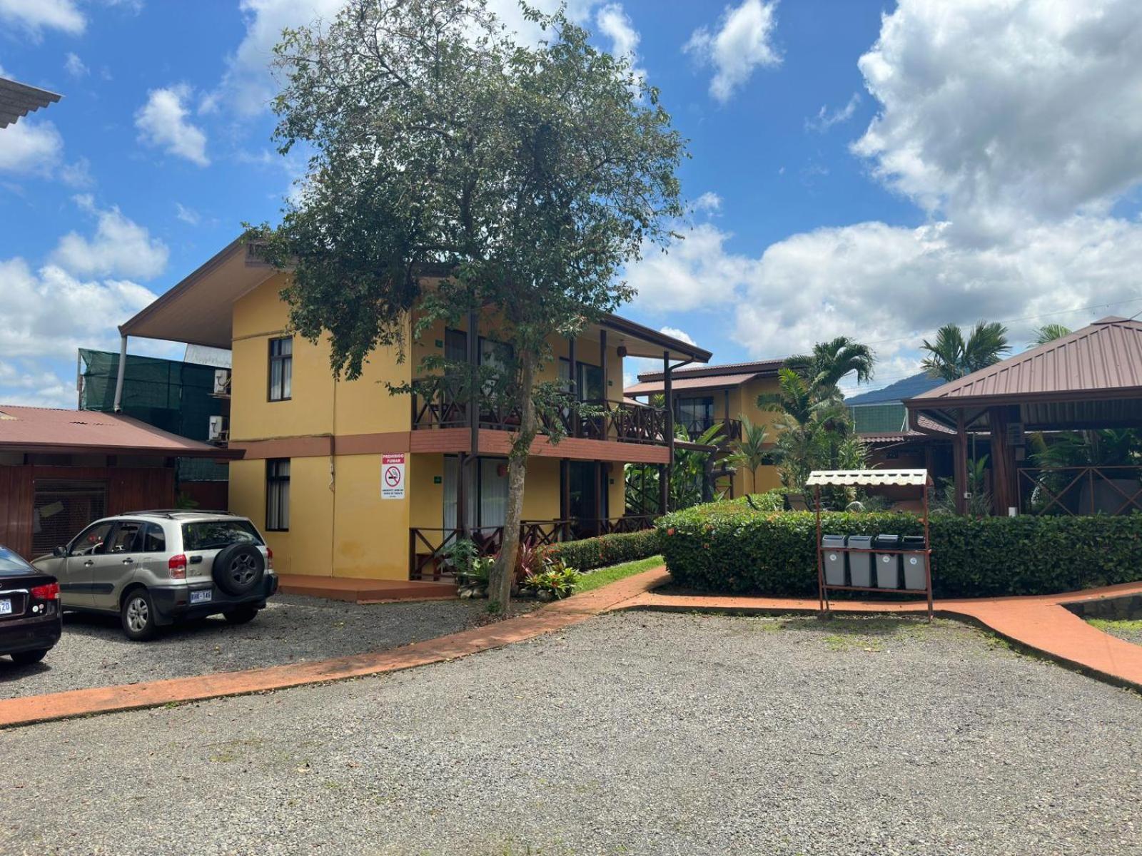 Hotel Iris Arenal La Fortuna Exterior photo