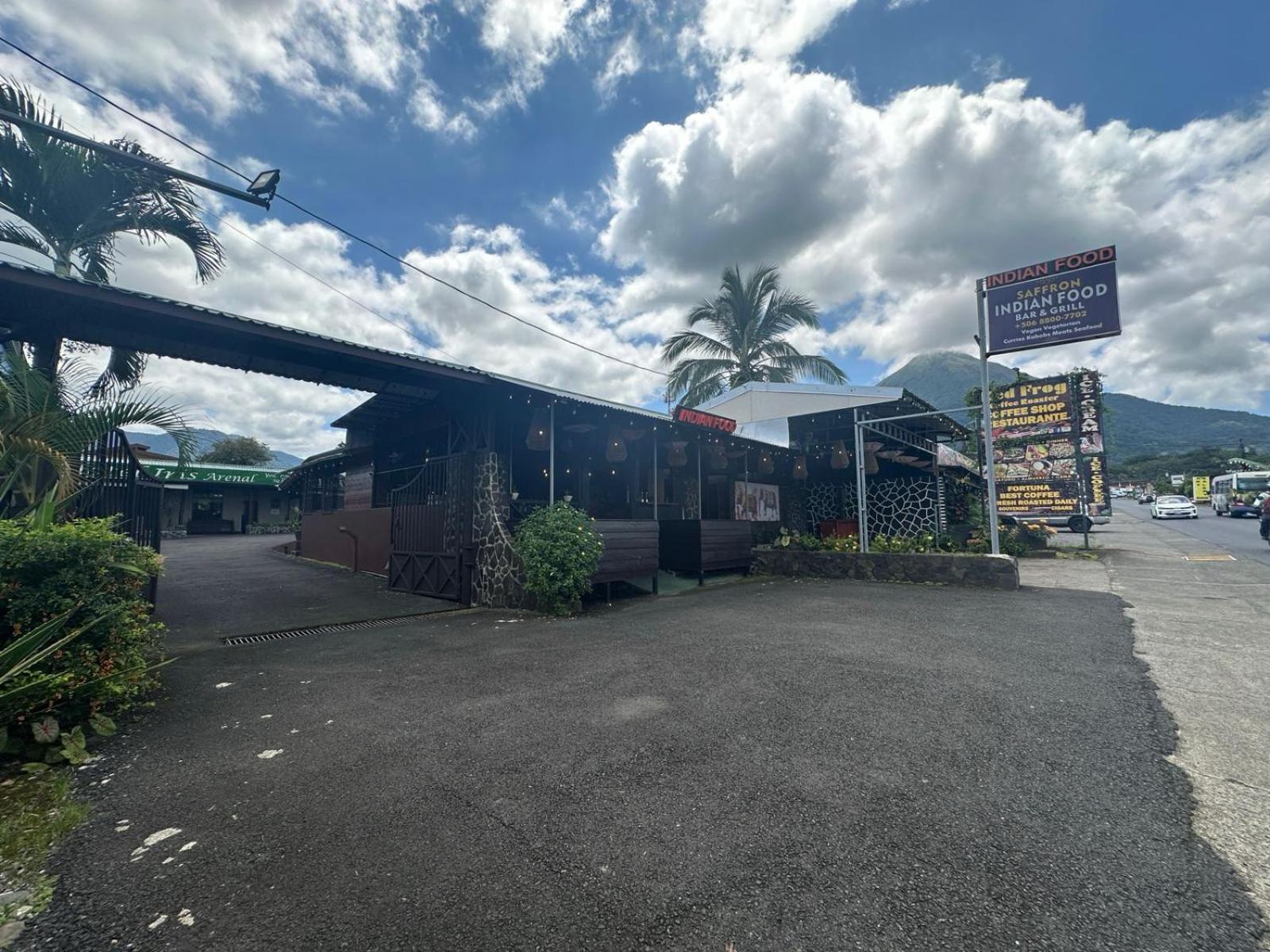 Hotel Iris Arenal La Fortuna Exterior photo
